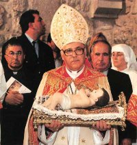 Po Pasterce patriarcha łaciński przenosi Dzieciątko do Groty Narodzenia