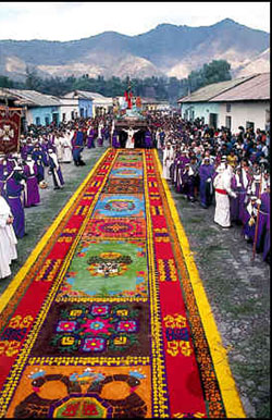 Po takich wspaniałych dywanach stąpają procesje w Gwatemali
