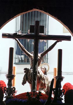 Sewilla, Wielki Tydzień 2001. Bractwo Cristo de la Buena Muerte wyrusza z kościoła
