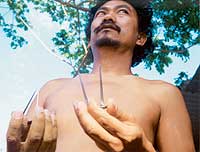 Herosito Sangalang był krzyżowany co roku od 15 lat. Pokazuje gwoździe stosowane w obrzędzie