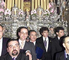 Antonio Banderas (trzeci z prawej) podczas poświęcenia nowego tronu Maryi w kościele św. Jana Chrzciciela w Maladze
